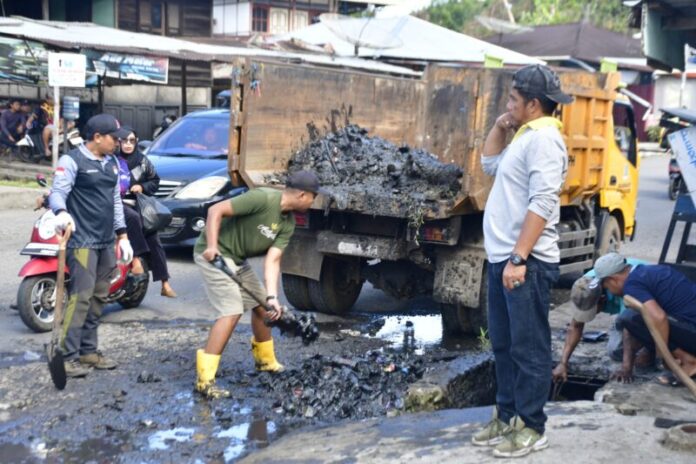 Cegah Banjir, Pemkab Rejang Lebong Bersama Warga Gotong-royong Bersihkan Drainase