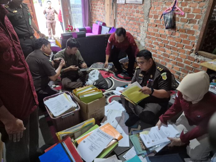 Dugaan Penyelewengkan Dana Desa, Rumah Pemdes Air Pesi Digeledah Jaksa