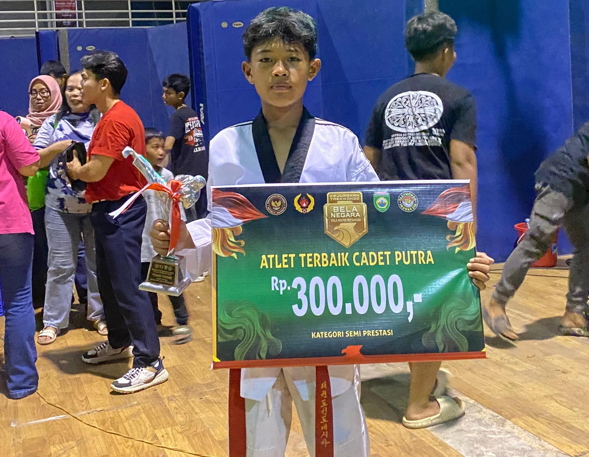 Atlet Argantara Taekwondo Club bernama Ade Fajar Ramadhan mendapatkan gelar Atlet Terbaik Cadet Putra(the best player Cadet Putra).
