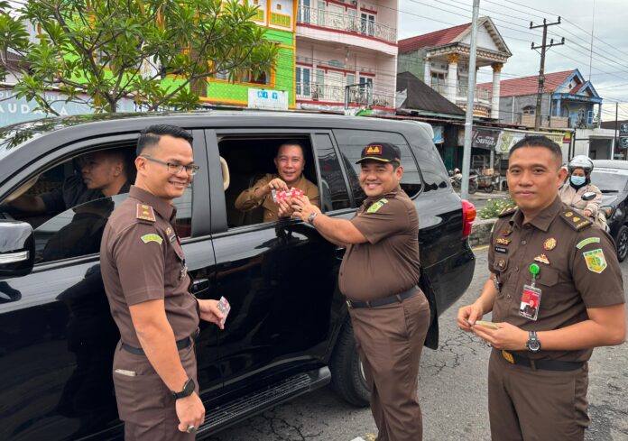 Antisipasi dan Cegah Dini Tindak Korupsi, Kejari Rejang Lebong Sosialisasikan Pencegahan Korupsi Sembari Bagikan Stiker Anti Korupsi
